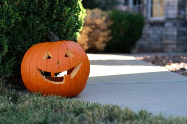 Büyük cadılar bayramı balkabağıyla süslenmiş bir ev girişi. Yüksek kalite fotoğraf