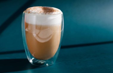 Mavi arka planda kabaklı tarçınlı latte. Yüksek kalite fotoğraf