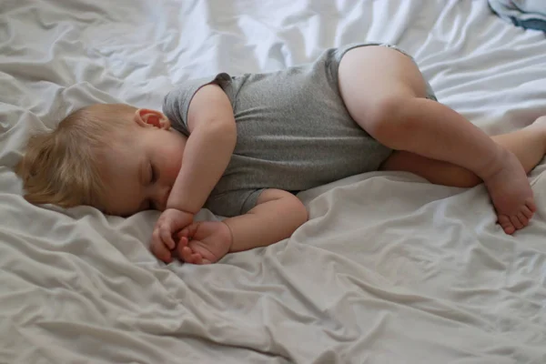 Perto Dormir Menino Meses Idade Cama Com Lençóis Brancos Foto — Fotografia de Stock