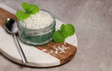 Hindistan cevizli chia pudingi. Beyaz masada, spirulina ve naneli. Yüksek kalite fotoğraf