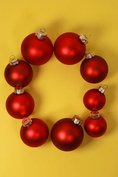 Bolas Ornamento Natal Vermelho Fundo Amarelo Deitado Plano Vista Superior — Fotografia de Stock