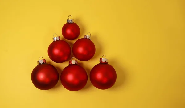 Κόκκινες Μπάλες Στολίδι Χριστούγεννα Κίτρινο Φόντο Επίπεδο Lay Πάνω Όψη — Φωτογραφία Αρχείου