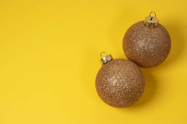 Bolas Ornamento Natal Dourado Fundo Amarelo Com Pinho Verde Espaço — Fotografia de Stock