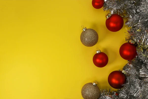 Rode Gouden Kerst Ornament Ballen Gele Achtergrond Platte Lay Bovenaanzicht — Stockfoto