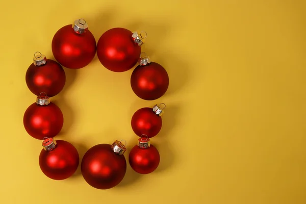 Rode Kerst Ornament Ballen Gele Achtergrond Platte Lay Bovenaanzicht Kopieerruimte — Stockfoto