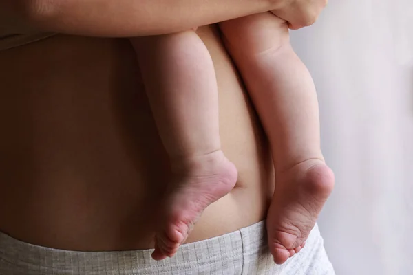 엄마가 아기를 임산부의 가까이 있습니다 고품질 — 스톡 사진