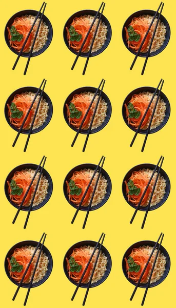 Vegetarische Ramen Nudeln Mit Stäbchenmuster Auf Gelbem Hintergrund Hochwertiges Foto — Stockfoto