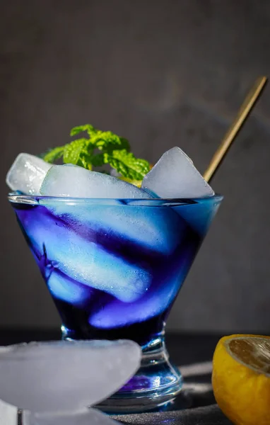 Gros Plan Cocktail Lagon Bleu Avec Glace Menthe Citron Fond — Photo