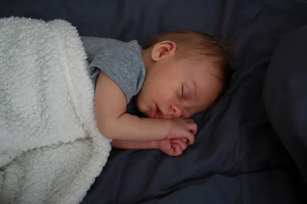 Közel Alvó Újszülött Fiúhoz Szürke Lepedővel Ágyban Kiváló Minőségű Fénykép — Stock Fotó