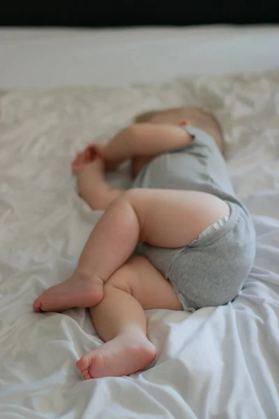 Menutup Dari Tidur Bayi Laki Laki Bulan Tempat Tidur Dengan — Stok Foto