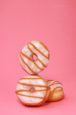 Pembe arka planda beyaz jöleli mini çörekler ve fotokopi alanı. Yüksek kalite fotoğraf