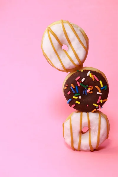 Verity Mini Donuts Mit Glasur Und Streusel Auf Rosa Hintergrund — Stockfoto