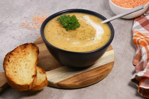 红扁豆汤泡在深色碗里 面包放在灰色大理石桌子上 高质量的照片 — 图库照片