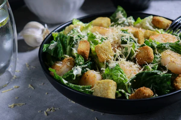 Gros Plan Salade Cesar Avec Crevettes Grillées Croûtons Fromage Parmesan — Photo
