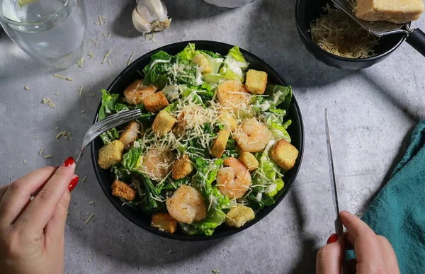 Gros Plan Femme Mangeant Salade Cesar Avec Fourchette Sur Une — Photo