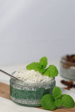 Hindistan cevizli chia pudingi. Beyaz masada, spirulina ve naneli. Yüksek kalite fotoğraf