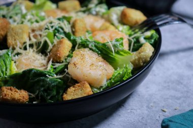 Izgara karides, kızarmış ekmek ve parmesan peynirli Cesar salatası. Yüksek kalite fotoğraf