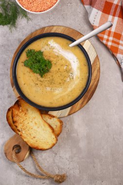 Kırmızı mercimek çorbası püre ve gri mermer masada ekmek. Yüksek kalite fotoğraf