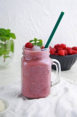 Ketogenic ahududu smoothie 'yi yeniden kullanılabilir saman, ahududu ve nane içeren bir kavanozda buzla kapatın. kopyalama alanı. Yüksek kalite fotoğraf