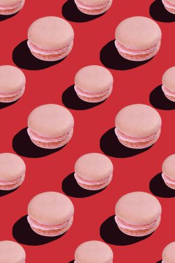 Kırmızı arka planda kusursuz pembe bademli kurabiye deseni. Yüksek kalite fotoğraf