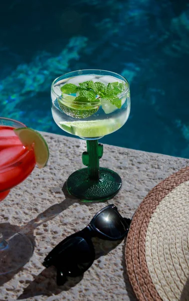 Cold Mojito Cocktail Limes Pool Sunscreen Sunglasses Straw Hat High 로열티 프리 스톡 사진