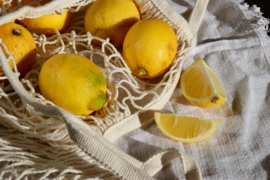 Pamuk eko torbasında taze limonların üst görüntüsü 