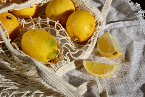 綿エコストリングバッグの中の新鮮なレモンの上面図 — ストック写真