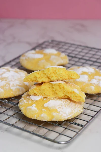 おいしいレモンは ベーキングラックに砂糖の粉でクッキーを割った 白い大理石のテーブル — ストック写真