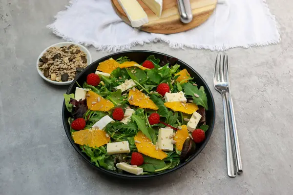 Salade Verte Végétarienne Brie Oranges Framboises Sur Table Grise Couverts — Photo