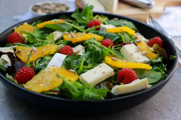 Gros Plan Une Salade Verte Végétarienne Aux Oranges Brie Sur — Photo