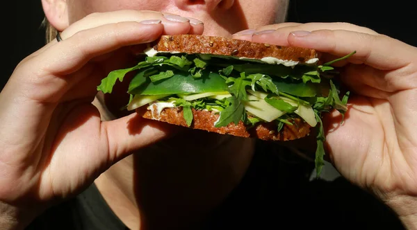 아보카도와 야채가 채식주의자 샌드위치를 가까이 했습니다 스톡 이미지