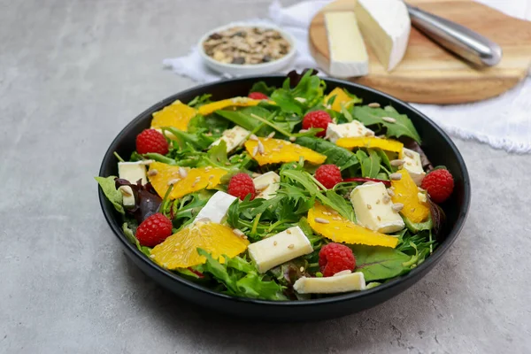 Gros Plan Une Salade Verte Fraîche Aux Oranges Brie Sur — Photo