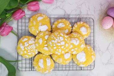 Limonlu kurabiyelerin üst görüntüsü, Paskalya. Yumurta ve lale temalı. Beyaz mermer masa