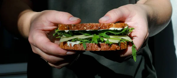 채식주의자 샌드위치와 아보카도 그리고 야채와 가까이 것입니다 어두운 스톡 사진