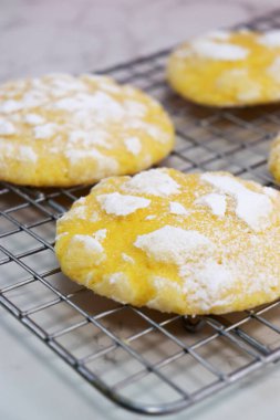 Lezzetli limonlu kurabiyeler ve kabartma rafında şeker tozu. Beyaz mermer masa