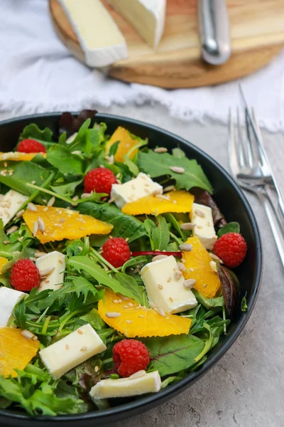 Gros Plan Salade Verte Fraîche Avec Brie Oranges Framboises — Photo