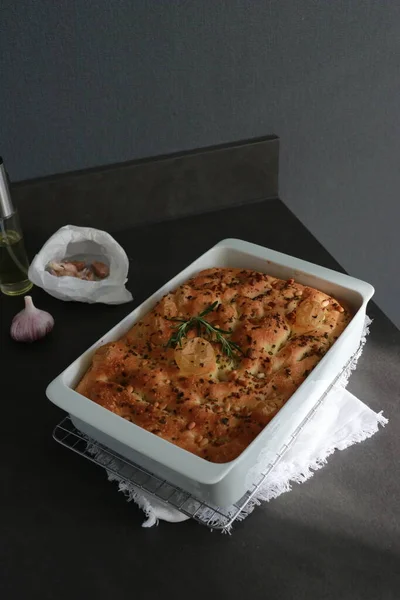 이탈리아 마늘로 로즈마리 식빵을 식탁에 — 스톡 사진