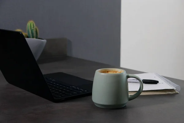 Nahaufnahme Von Grünem Kaffee Notizbuch Und Schwarzem Laptop Auf Grauem — Stockfoto