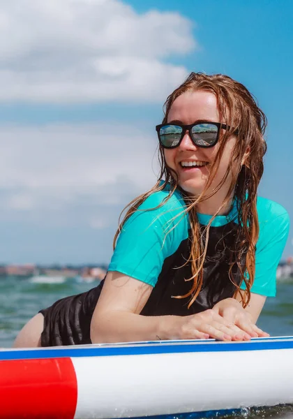 Una Bella Giovane Donna Che Ride Diverte Sup Mare Vita — Foto Stock