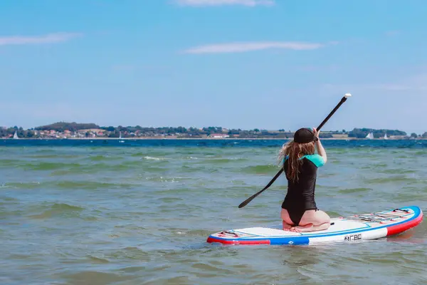 Mujer Joven Con Pelo Rubio Caballo Pie Tabla Paddle Mar — Foto de Stock