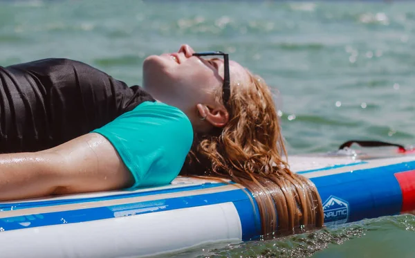 海の中の潜水艦で美しい若い女性日光浴 太陽の下での楽しい夏の休暇 — ストック写真