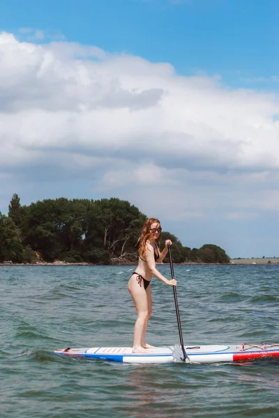 Una Donna Felice Con Capelli Biondi Cavalcare Stand Paddle Board — Foto Stock