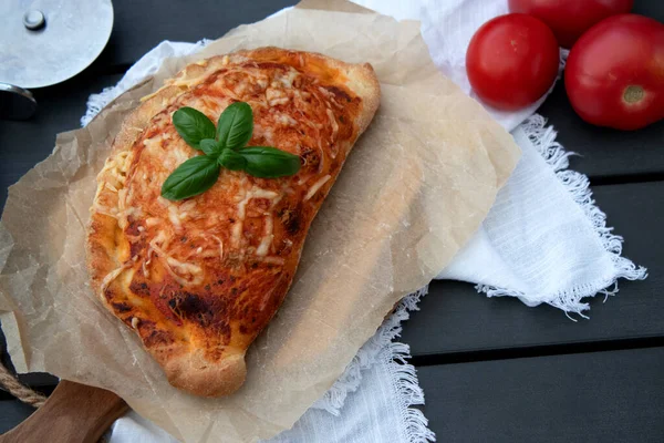 Leckere Pizza Calzone Mit Tomatenmaus Und Käse Auf Holzteller Grauer — Stockfoto
