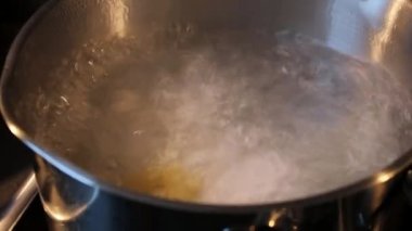 Ev mutfağındaki küçük bir tencerede kaynar suya yakın durun. 