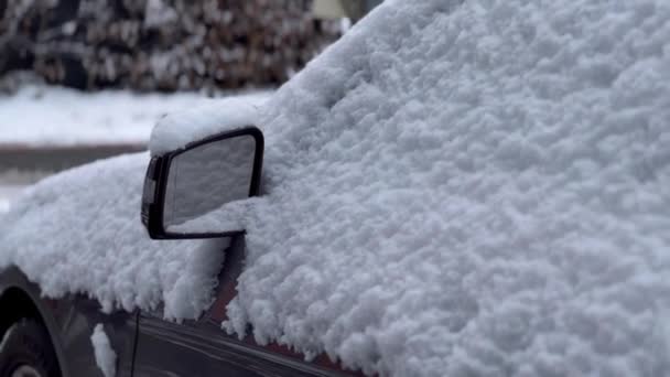 Nahaufnahme Eines Autospiegels Der Komplett Mit Schnee Bedeckt Ist — Stockvideo