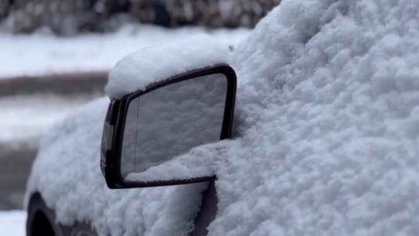 Karla Kaplı Bir Arabanın Aynasını Kapat — Stok video