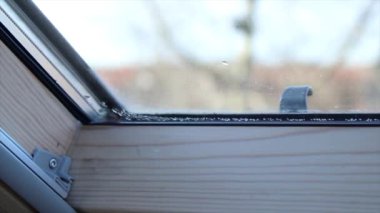 Penceredeki buharlaşmayı kapat. Su damlaları ve nem oranı, bulanık arkaplan.