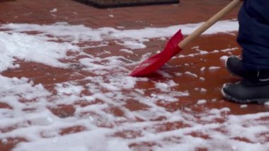 Ön bahçeye kar kürüyen küçük bir çocuğun yakınına..