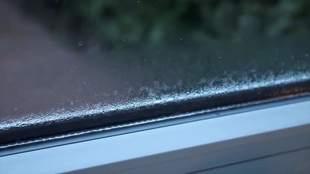 Nahaufnahme Von Kondenswasser Fenster Eines Hauses Wassertropfen Und Hohe Luftfeuchtigkeit — Stockvideo