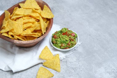 Tahta kasede tortilla ve taze guacamole sosu Gri mermer masada fotokopi alanı ile